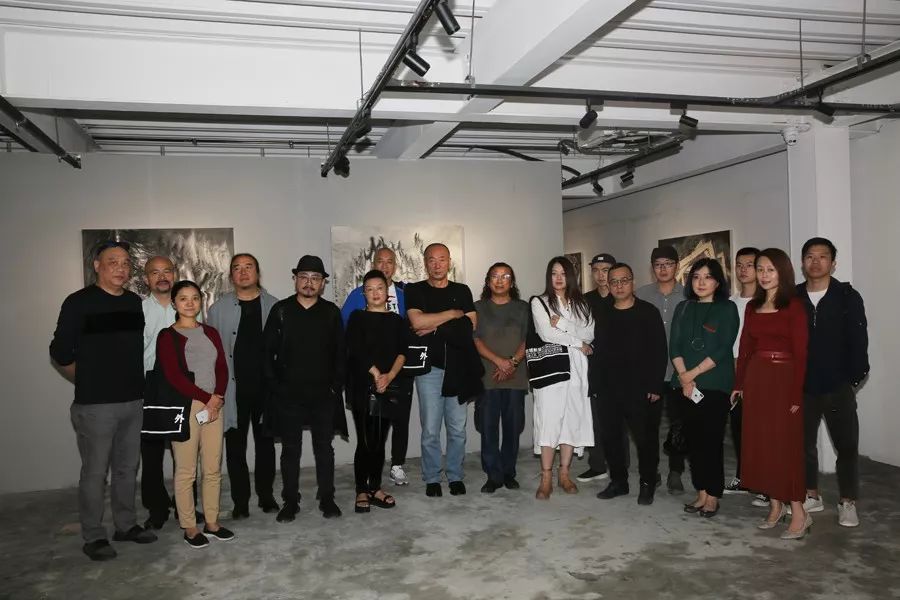 嘉宾参观西安市城市记忆博物馆-城市影像馆侯拙吾个展“枝辞”