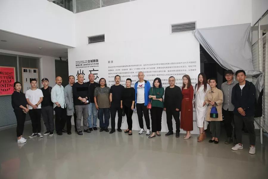 嘉宾参观西安欧亚学院周斌个展“坐忘”