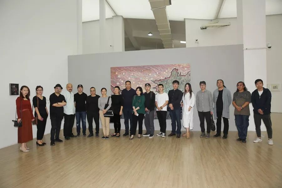 嘉宾参观西安美术学院强世军个展“独吟”