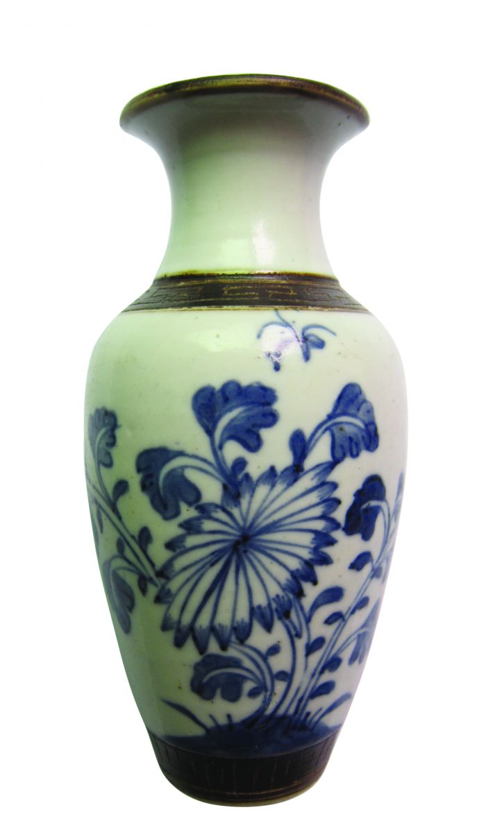 在日前安康举行的一场藏品展览中,有一组三件纹饰精美的清代青花瓷器