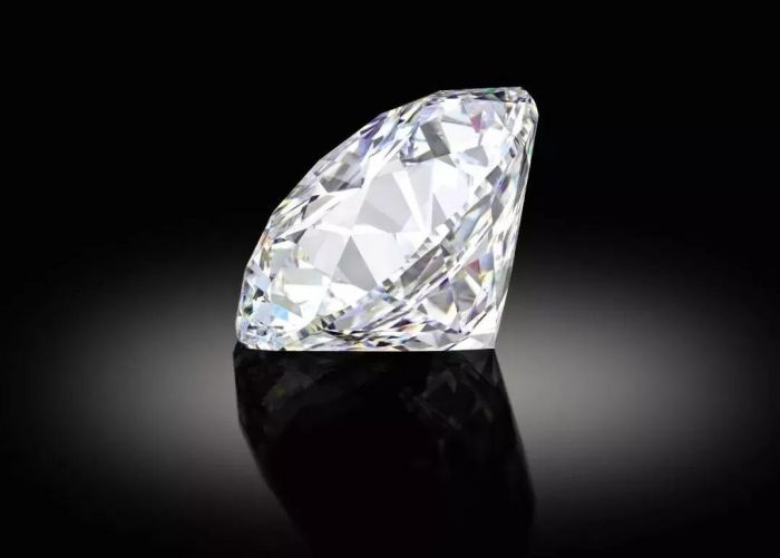 大自然的神奇造物一颗足以令切割工匠得出超过100克拉钻石的原石可谓