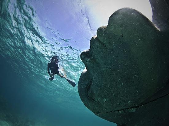 这个"巨人"可不是真的人,而是雕塑家jason decaires taylor在这片海底