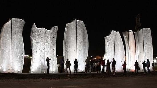 总共建立了75件大型公共艺术作品,她的大型雕塑与灯光设计完美的结合