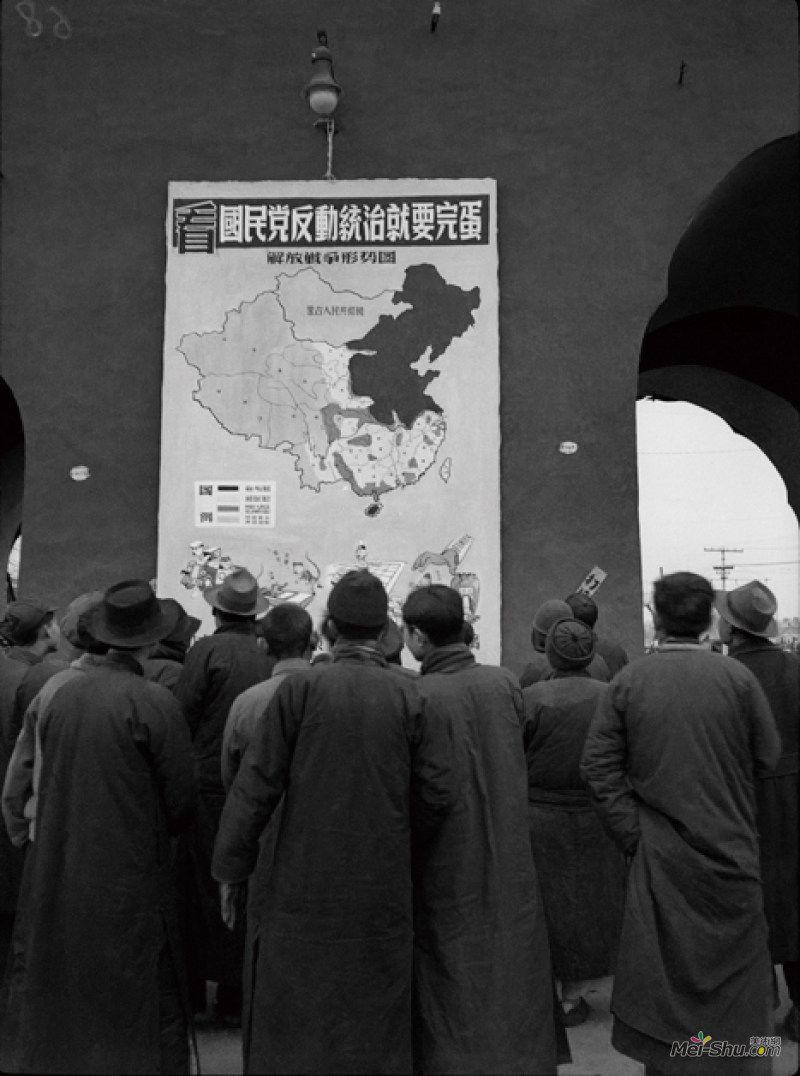 北平市民在东长安街三座门看解放战争形势图1949年1月,北京